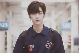 暖心哥哥张镐濂帮妹妹绑辫子 示范如何给小朋友扎头发图片