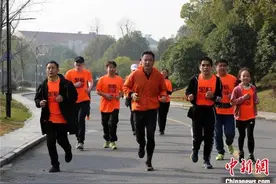 “黑暗”中的视障奔跑者：心有阳光 不惧脚下图片