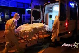 武汉街头，抗疫转运队上演“生死时速”！做生命的摆渡人图片