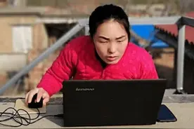 聊城高三女教师房顶上开网课图片