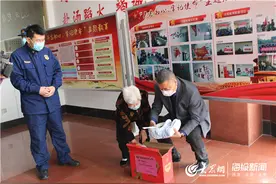 84岁老奶奶亲手缝制100双鞋垫送给消防员图片