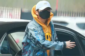 鹿晗黄子韬穿兄弟装背同款包 现身机场共赴深圳图片