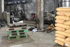 铜盂镇一废旧塑料切粒作坊被突击检查了，现场抓获工人1名图片