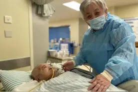 还记得每天给ICU老伴写情书的杭州奶奶吗？恢复探视后，他们终于见面啦图片