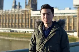 成都小哥在英国火了！网友每天催更新，还排队喊他的名字图片