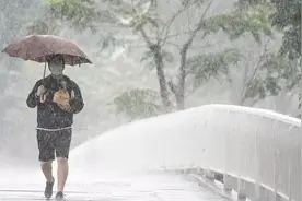 “我妈刚把我羽绒服洗了，寒潮就来了！”山东刮风下雨，你今天穿的啥？图片