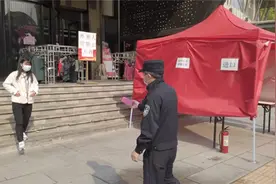 援汉医生眼镜框断裂 民警主动上门解忧图片