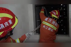 风太大重庆一19楼居民窗户悬在室外摇摇欲坠，消防紧急排险图片