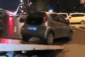 中牟交警出动拖车，疏通商都大道“肠梗阻”图片