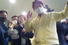 韩国大邱市长昏倒！办公室连睡30多天行军床图片