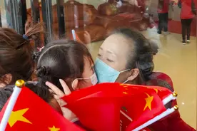 援鄂医护回家，母亲隔着窗亲女儿视频封面