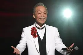 这位日本音乐人给上海发来抗“疫”新歌，39年前他演出时邓小平带头鼓掌图片