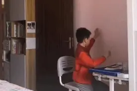 孩子独自写作业监控曝光：全国一半妈妈发现，看到了自己家娃的影子……图片