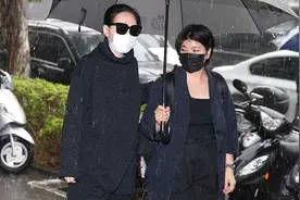 小S冒雨前往灵堂悼念刘真，得知噩耗时曾泣不成声图片