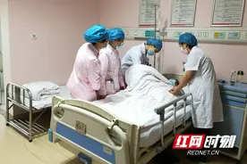 34岁“二孩妈妈”产后大出血 5小时紧急施救终于转危为安图片