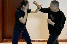 这届警校生家长太难了！孩子上网络警体课，要当“人肉靶”陪练图片