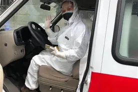 50岁女教师志愿开救护车一个多月，为了少上厕所不吃午饭图片