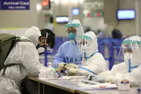 中国留英学生莫斯科转机入境上海：全程防护服没吃一口饭，“欢迎回家”最泪目图片