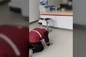 因送件没打电话快递员下跪磕头道歉，圆通回应：已达成和解视频封面