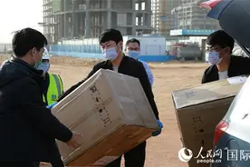 兄弟齐心，雪中送炭图片
