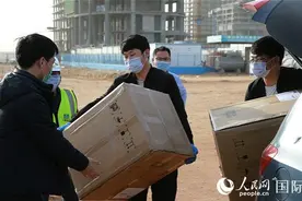 兄弟齐心，雪中送炭图片