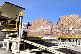 烟台至日本东京整架口罩全货机启程图片