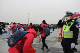 暖心！机场警察哥哥执勤遇援鄂妹妹凯旋图片