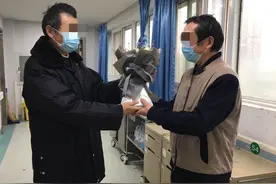 抗“疫”前线日记｜出院鲜花送病友：“这是最好的接力棒”图片