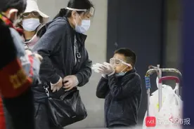 武汉火车站和地铁同时重启，滞留在外的武汉人和务工者回来了图片