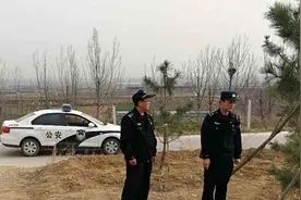 护林防火 平度市祝沟派出所民警深入田间地头图片