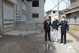 简单粗暴！济南一窃贼用铁器敲毁二十余辆汽车玻璃盗窃图片