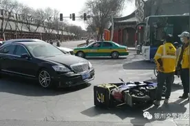 一个闯红灯逆行、一个双手脱把被撞！银川交警提醒：别再这样骑车……图片