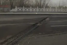 滨州城区两处路面裂缝凹陷 市住建局：已开始维修图片