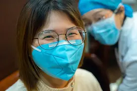援鄂医生回扬，他们的故事点亮全城图片