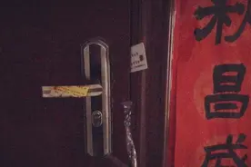 邻里真情 | 钥匙掉在家，小伙在街坊协助下自助开锁图片