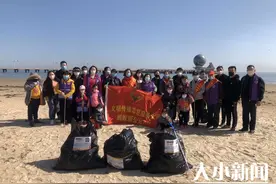 赞！烟台20多名志愿者到海边捡拾垃圾图片