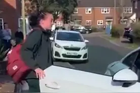 一条视频刷屏：一名英国护士出门上班，整条街的邻居都为她鼓掌图片