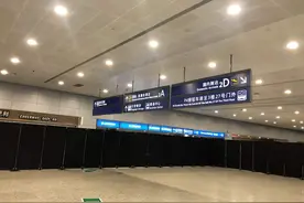 国际航班数量大降，浦东机场国际到达口处被“围了起来”图片