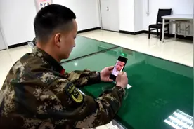 孩子出生，炊事班长内疚地哭了图片