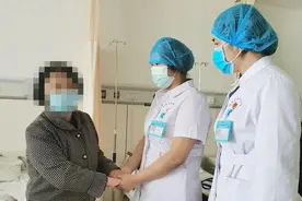 “活不了了，我快要憋死了！”护士一个举动让老人泪流满面图片