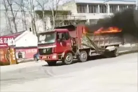 所载电瓶起火 货车冒险驶离闹市图片