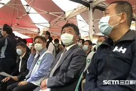 把口罩戴反一会后再改过来继续戴，台防疫指挥官被质疑：是专业的吗？图片