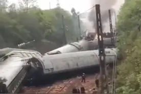 济南至广州列车在郴州侧翻，无人死亡！相关部门到场原因有待调查图片
