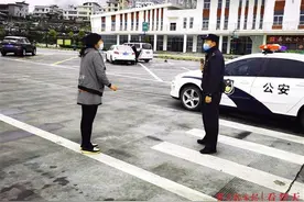 上个厕所出来，客车却开走了，十堰女子在保康民警的相助下顺利返乡图片