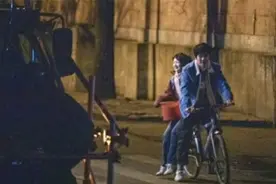 《平原上的摩西》曝路透 刘昊然骑单车载周冬雨图片