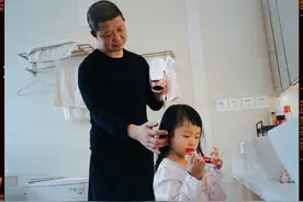 姚晨记录老公为女儿吹头发日常 动作温柔小茉莉乖巧可爱图片