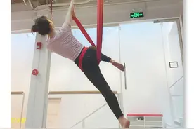 袁姗姗空中瑜伽秀水蛇腰 运动达人自律满分图片