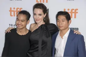 安吉丽娜·朱莉不舍与子相隔两地 带儿子回国抗疫图片