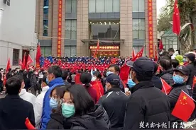 热干面烩面心连心，武汉人民夹道欢送河南第11批援鄂医疗队凯旋图片