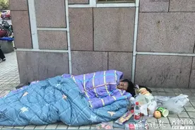 找记者上壹点｜一男子躺单位门口，身体虚弱但不愿意去救助站图片